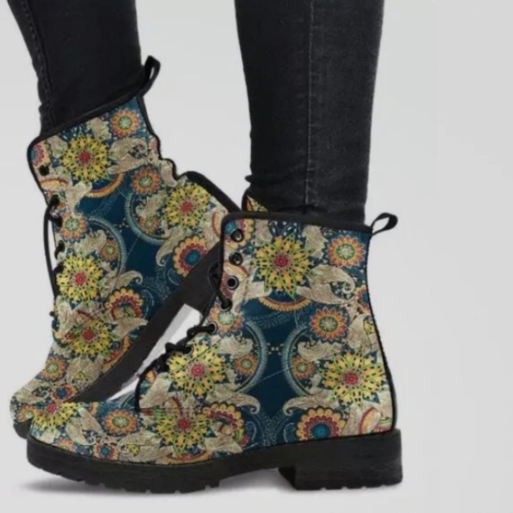Laced ankle boots